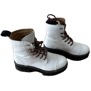 Urban Outfitters Juliette Treaded Lace-Up Boot size white size 6